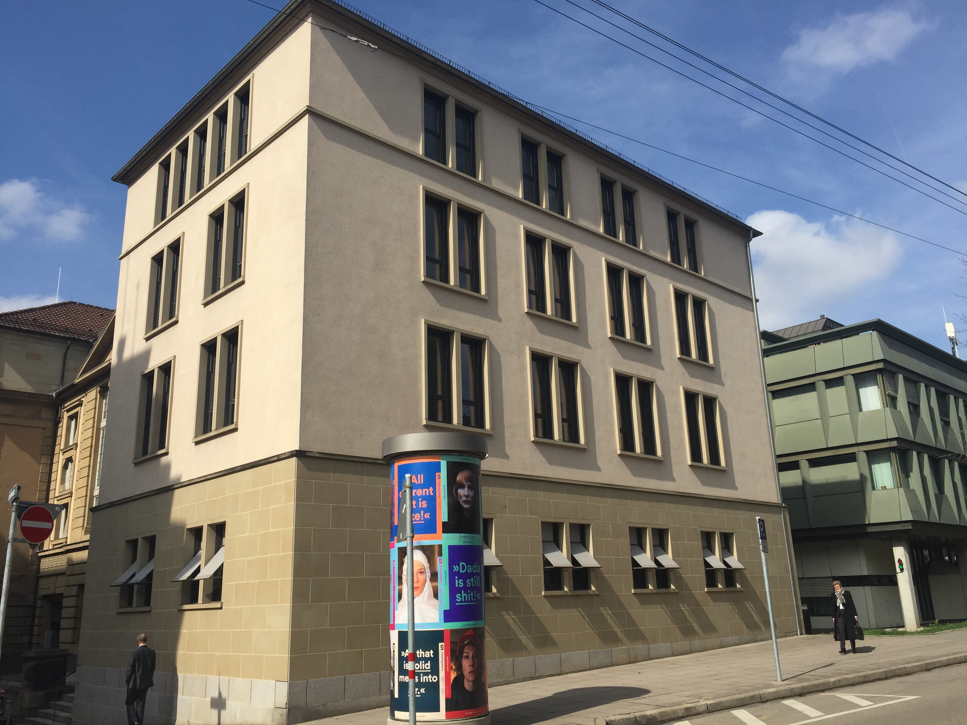 Lesende Juristen im Justizviertel
